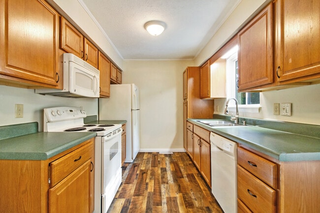 Building Photo - 169 Lakeshire Dr