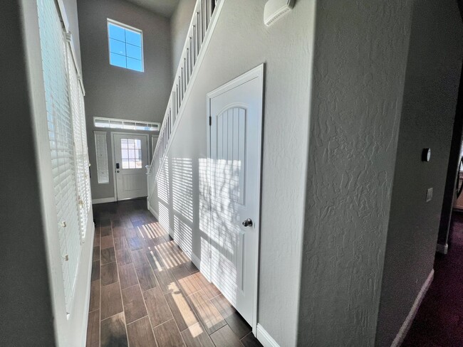 Building Photo - $2,795 Leonard & Gettysburg, 3 Bedroom 2.5...