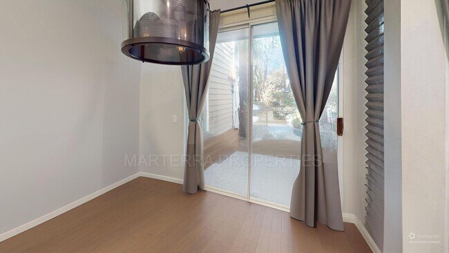 Building Photo - Beautiful 2-Bed/2-Bath Condo