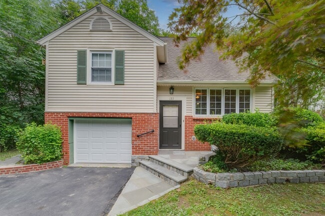 Building Photo - 4-bedroom, 2-bathroom home located in the ...