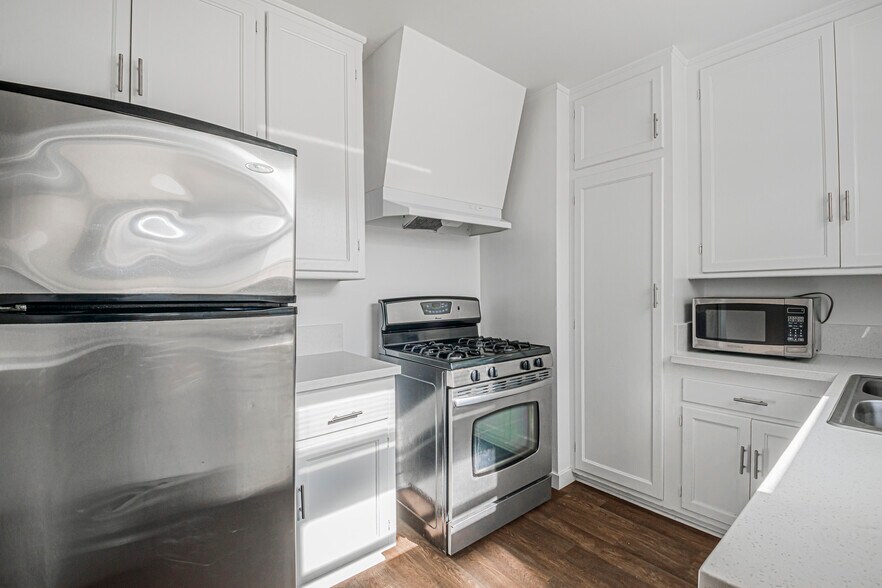 Building Photo - 5844 W 88th St