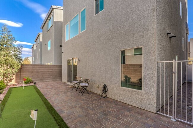 Building Photo - New Modern Gated House w/ Rooftop Deck
