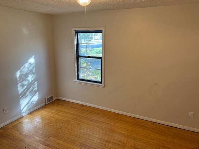 Building Photo - 530 Simon Ave W