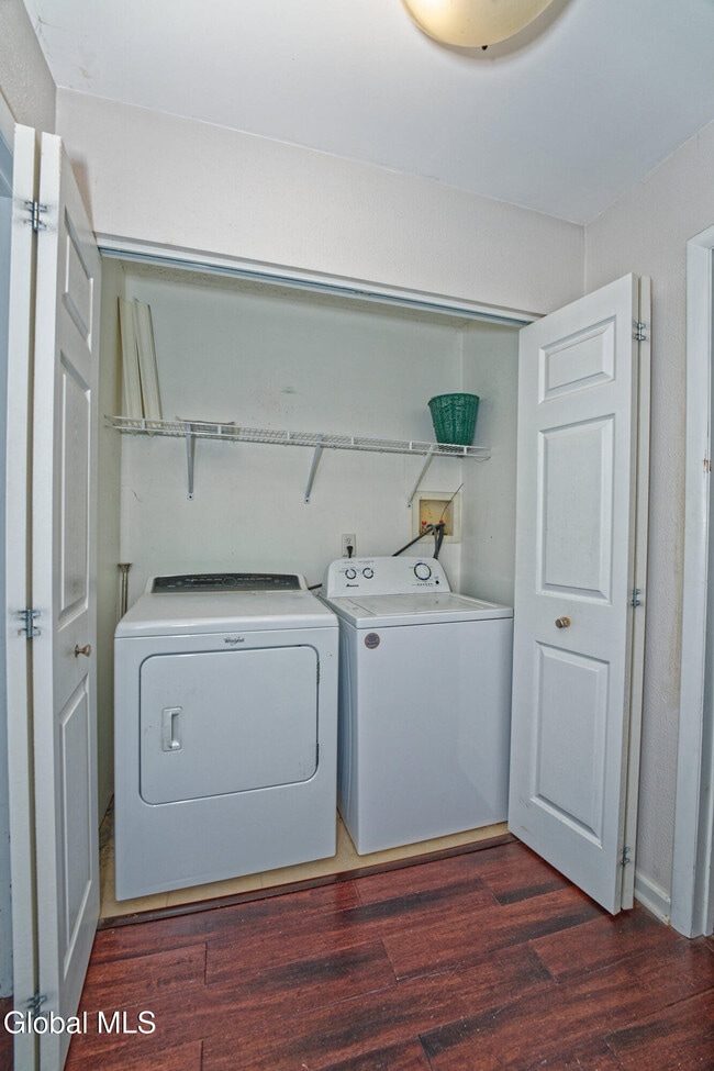 Building Photo - 638 Top Ridge Dr