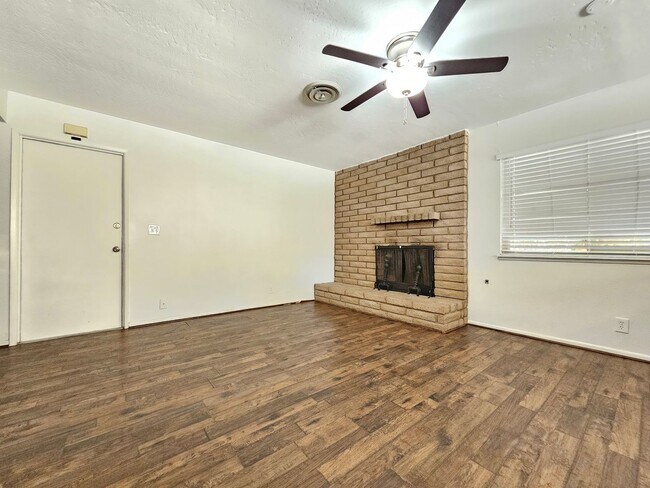 Building Photo - Beautiful home for Rent. Paid Solar, A/C, RV Parking, and Landscaping!