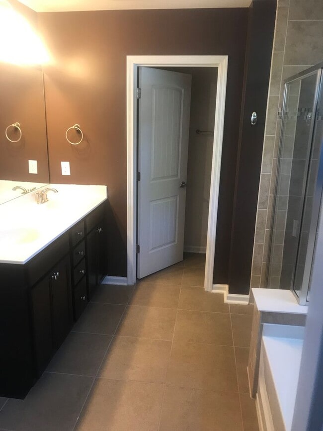 Building Photo - GREAT 4 BEDROOM !!!