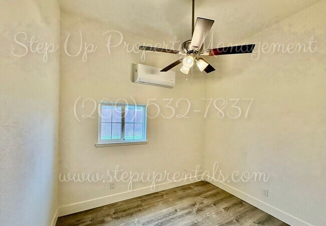 Building Photo - 18669 Pine St