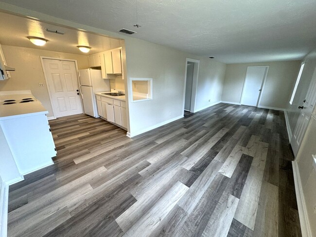 Building Photo - Beautifully Remodeled Zephyrhills 3BR/2BA ...