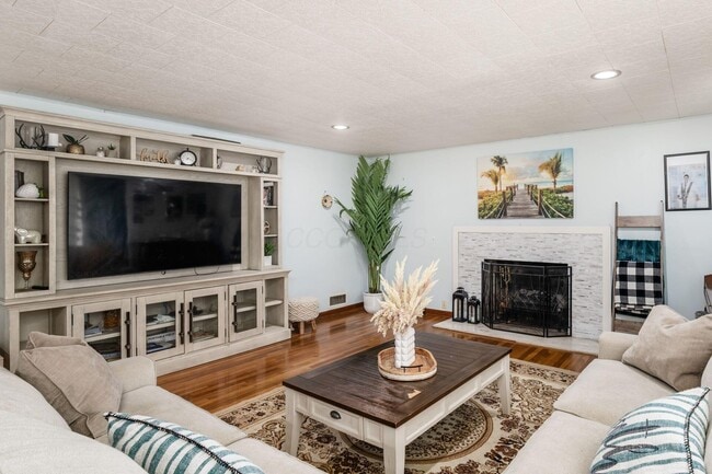 Building Photo - 711 Country Club Rd