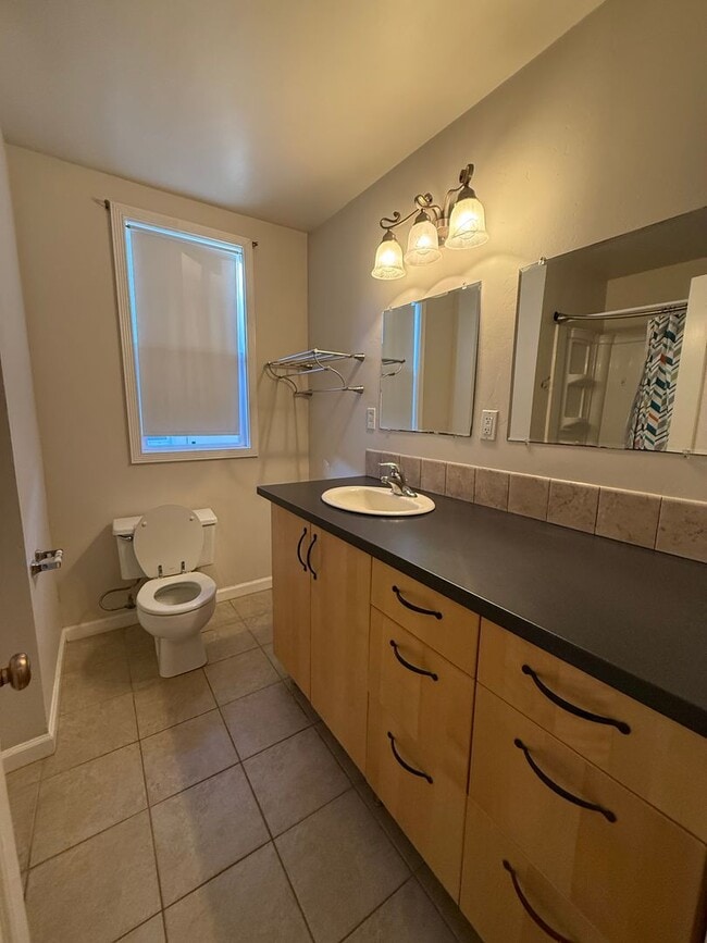 Building Photo - Spacious 2 bed 1 bath available now!