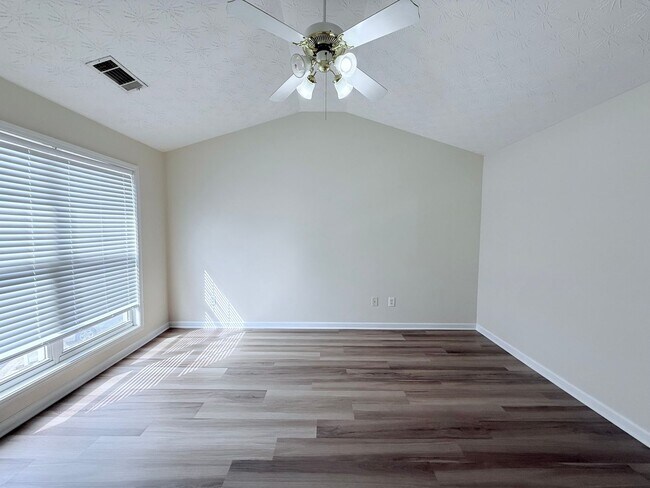 Building Photo - Large townhome in downtown Dawsonville