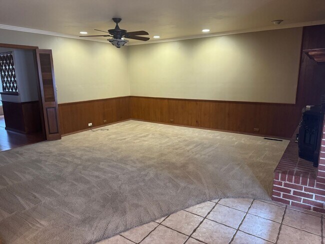 Building Photo - 2703 Shirley Dr
