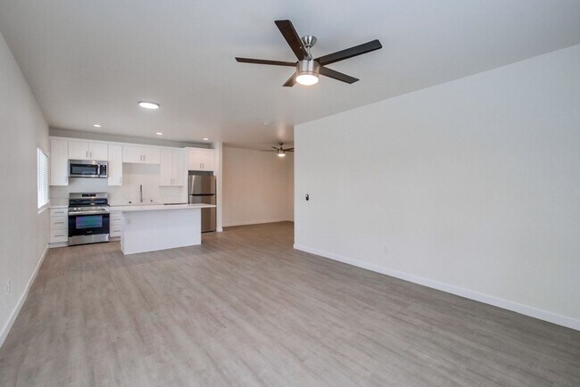 Building Photo - XL Studio - Newly renovated with large wal...