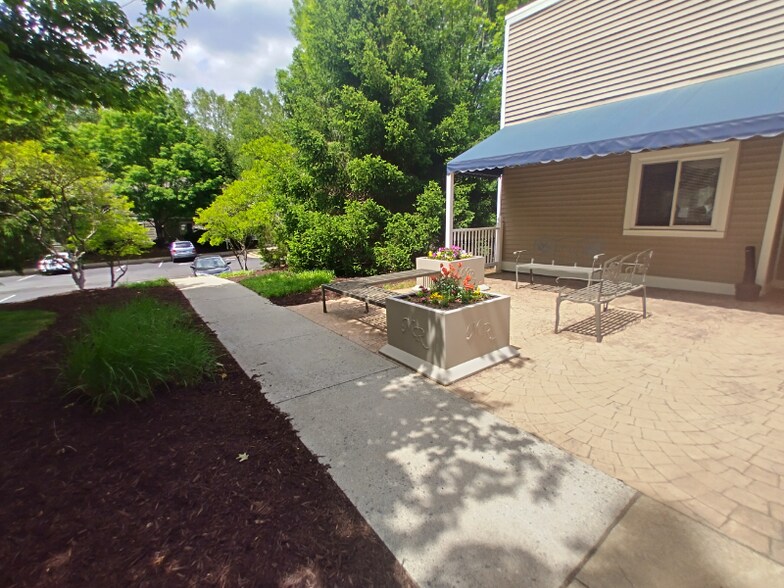 Building Photo - 600 Reusens Rd