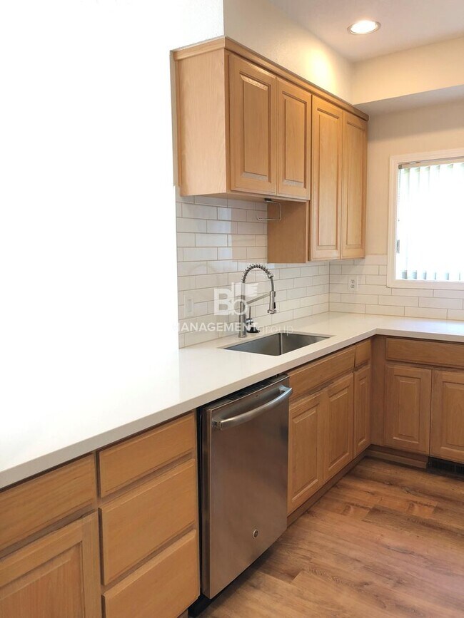 Building Photo - Gorgeous John's Landing Townhome- Luxurious Interior Renovation!
