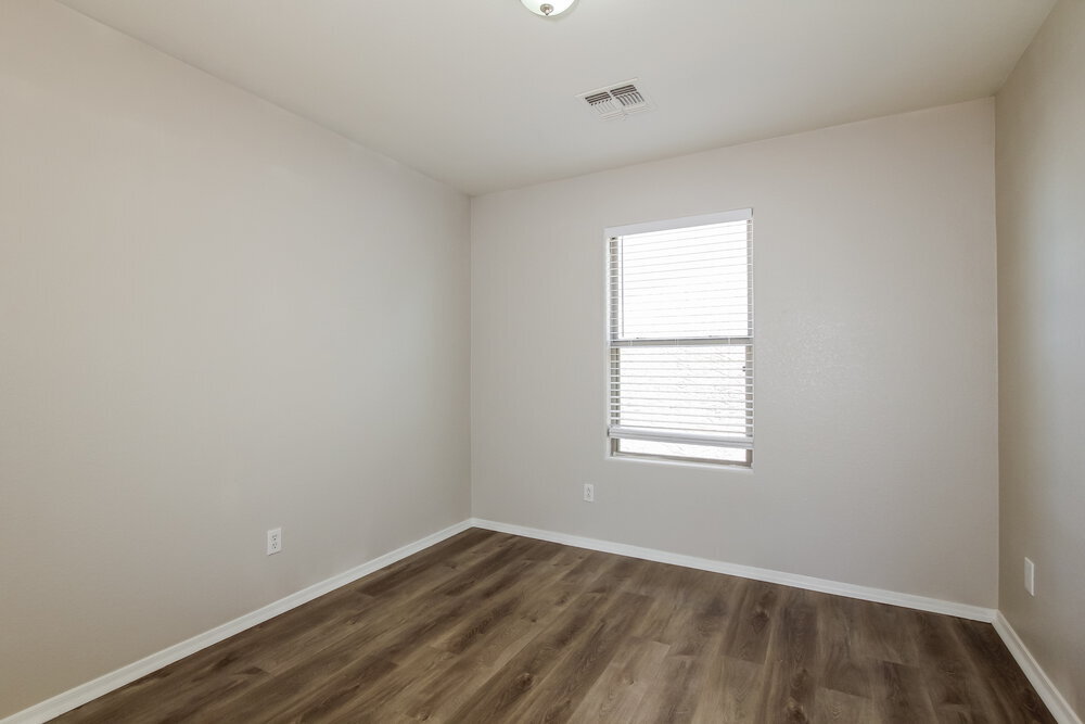 Building Photo - 18538 W Fairway Dr