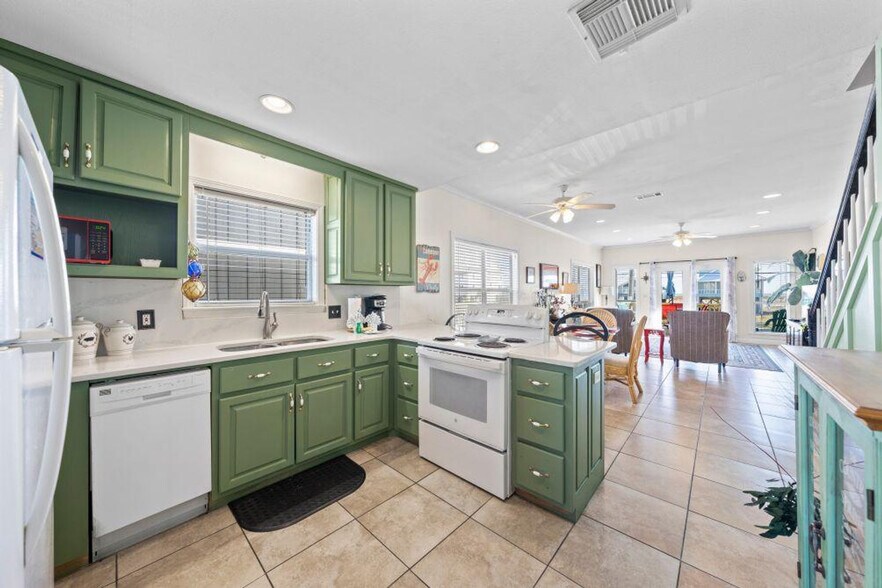 Building Photo - 1412 W Beach Blvd