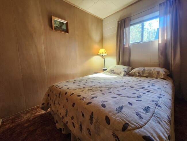 Building Photo - SKI LEASE: Close to Bus Line, Full Kitchen...
