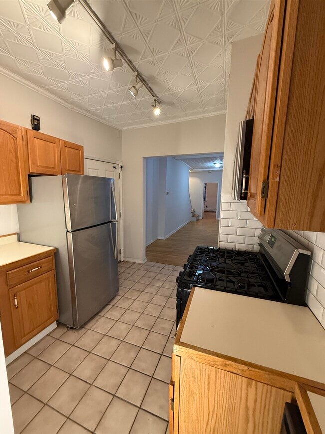 Building Photo - 614 GRAND St