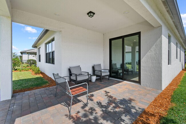 Building Photo - 758 SE Courances Dr