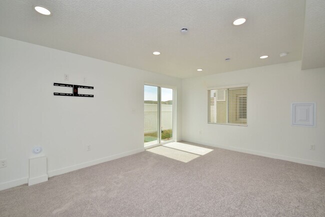 Building Photo - Spacious Saratoga Springs 4 Bed 3.5 Bath Corner Home with Stunning Views