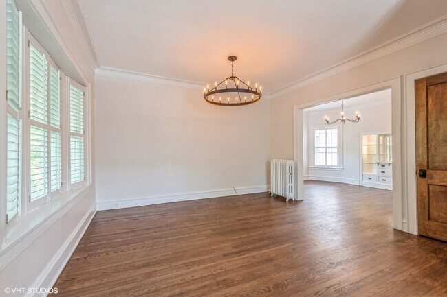 Building Photo - 621 Hinman Ave