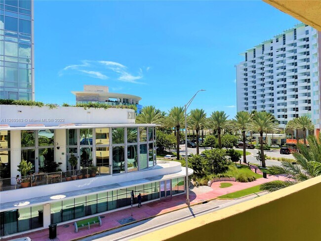 Building Photo - 2924 Collins Ave