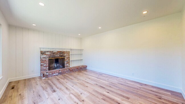 Building Photo - 1925 Leafgreen Dr