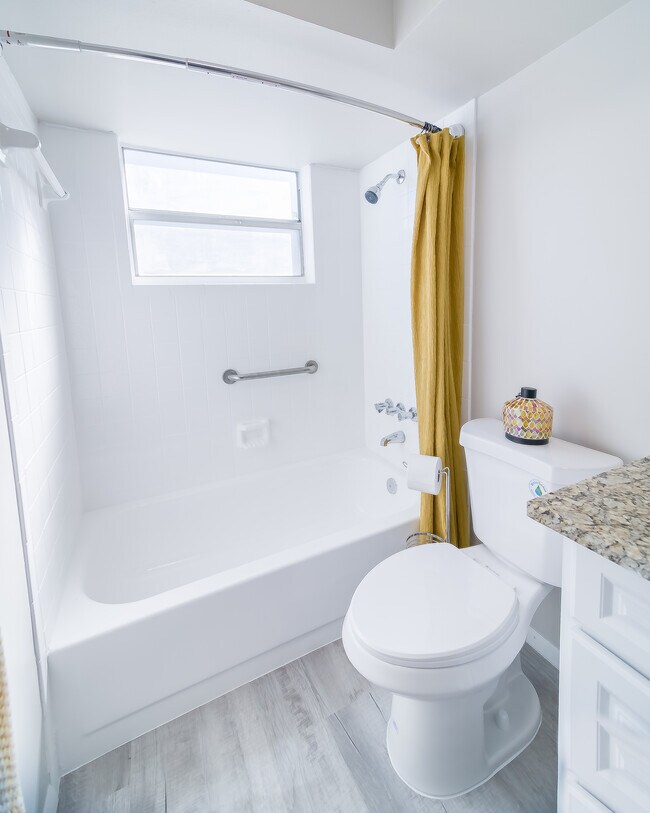 Building Photo - 6443 Lomand Ave