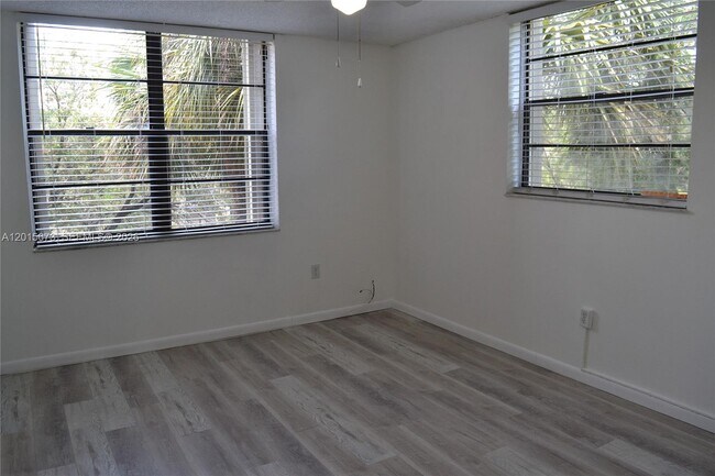 Building Photo - 10855 SW 112th Ave
