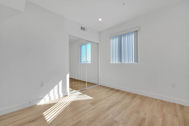 Building Photo - 5850 Vineland Ave