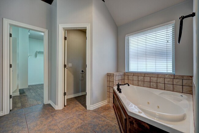 Building Photo - Stunning 3 Bedroom Home with Fireplace, Community Amenities & Open Floor Plan