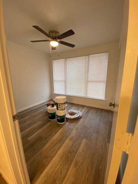 Building Photo - 2047 Farola Dr
