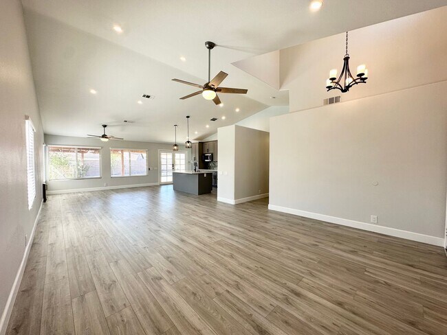 Building Photo - AVAILABLE NOW !! STUNNING 4 Bedroom 2 Bathroom POOL home in La Quinta