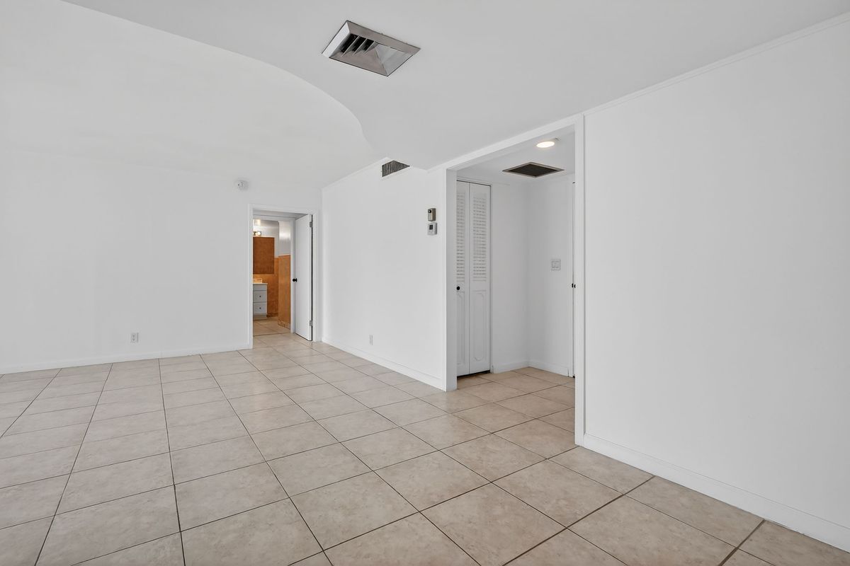 Building Photo - 100 Golden Isles Dr