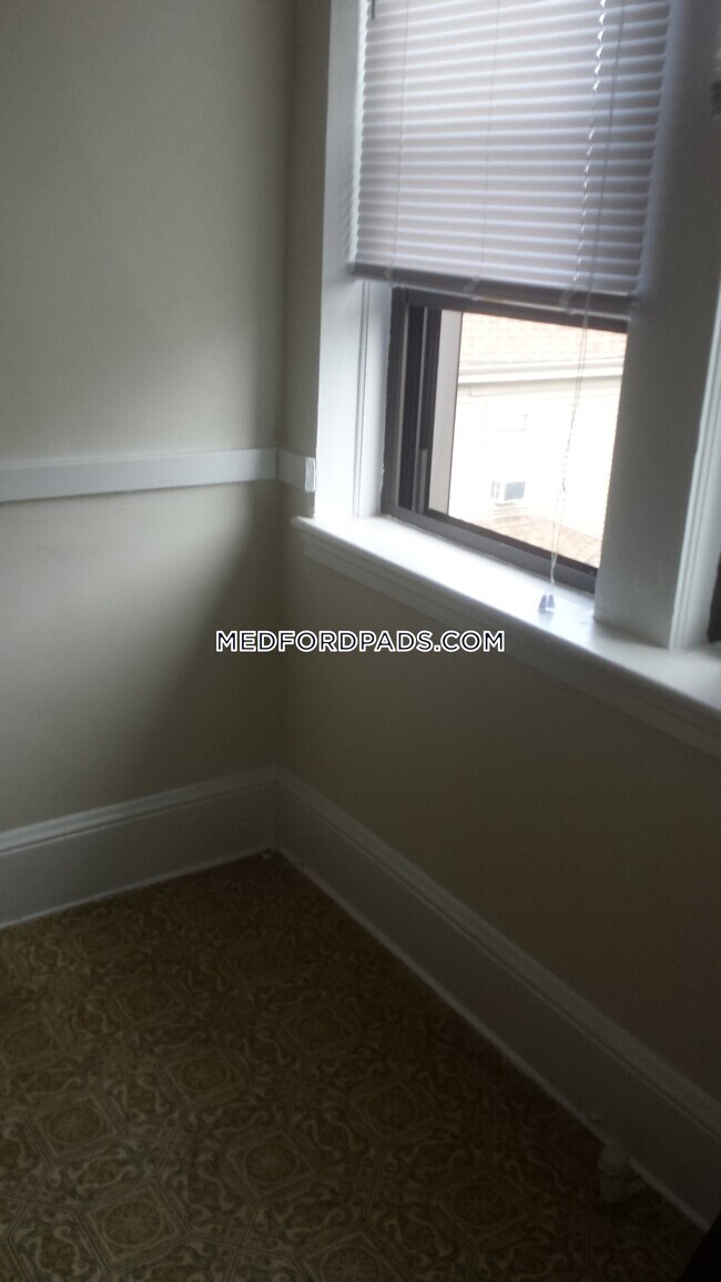 Building Photo - 63 Fellsway W