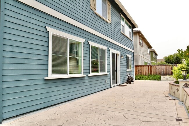 Building Photo - Stunning 3,400 Square Foot Home For Rent! ...