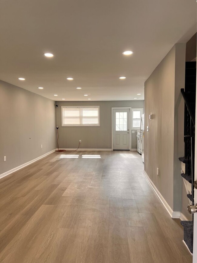 Building Photo - 3 BEDROOM TOWNHOME **VOUCHERS ONLY**