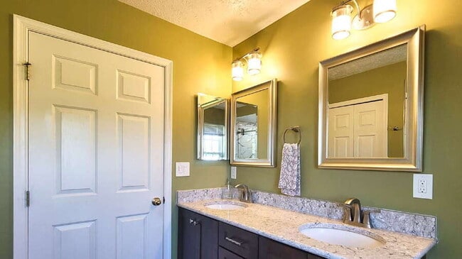 Building Photo - 34835 Cambridge Dr
