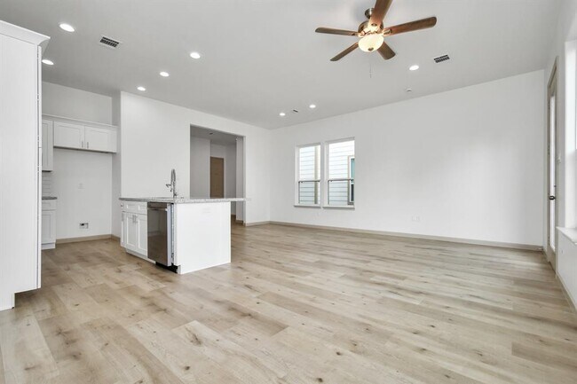 Building Photo - 2119 Esther Dr