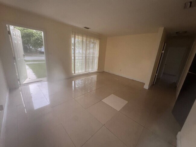 Building Photo - " 3 Bedroom 2 Bath Single Family Home in Prime Deerfield Beach Location!"