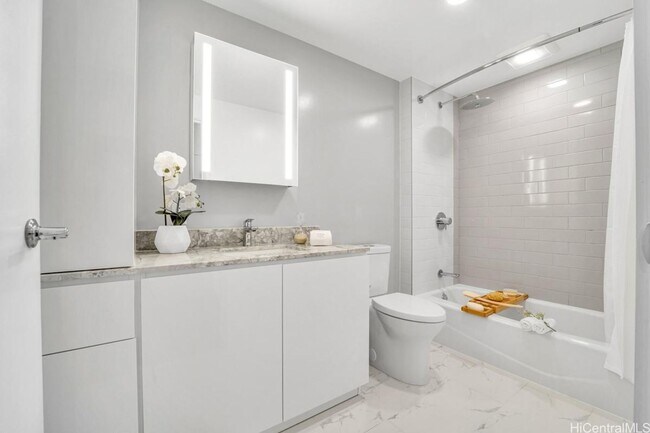 Building Photo - Aalii - Fully Furnished Studio with Parking