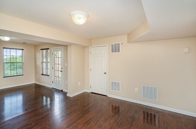 Building Photo - NORTH STAFFORD WELL MAINTAINED TOWNHOME FOR RENT