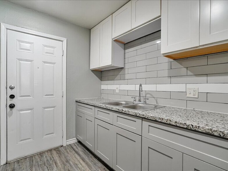 Building Photo - 5149 Lavender St
