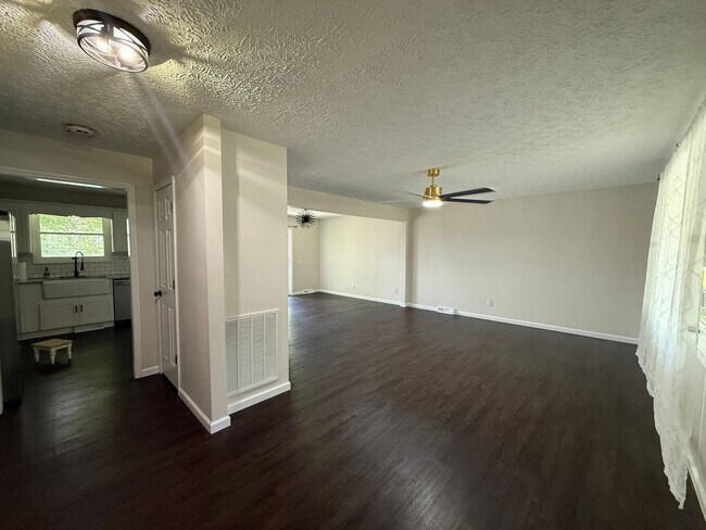 Building Photo - 3 bedroom 2.5 bathroom Home - Kingsport TN