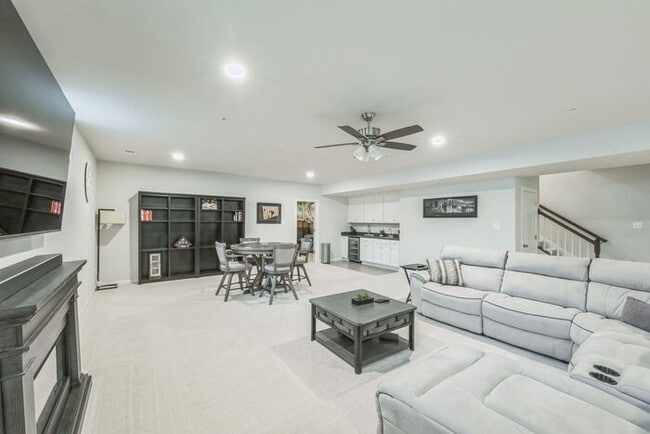 Building Photo - 5808 Savannah Dr