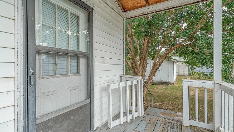 Building Photo - 323 Perry St