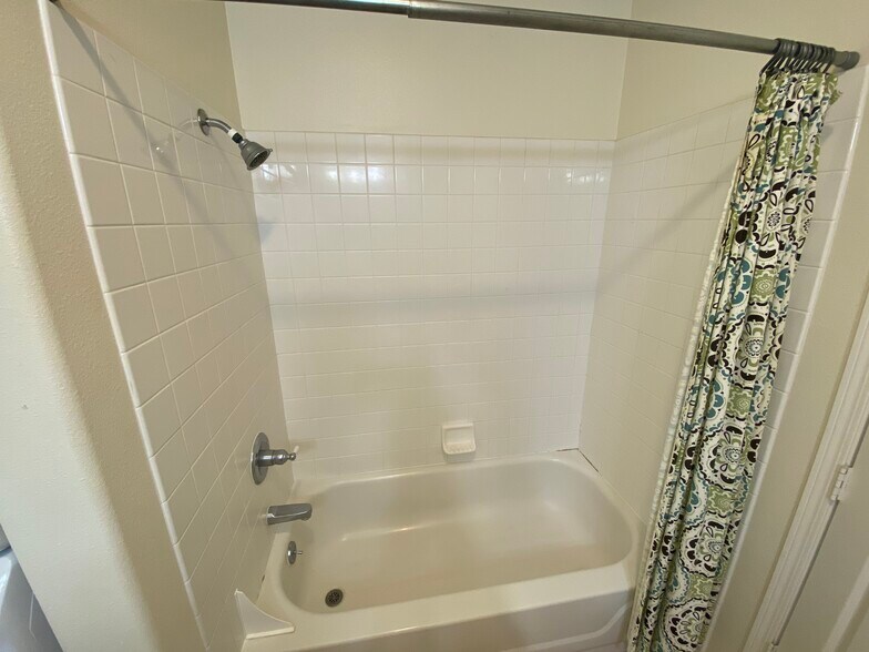 2nd Bath Shower - 95-976 Wikao St