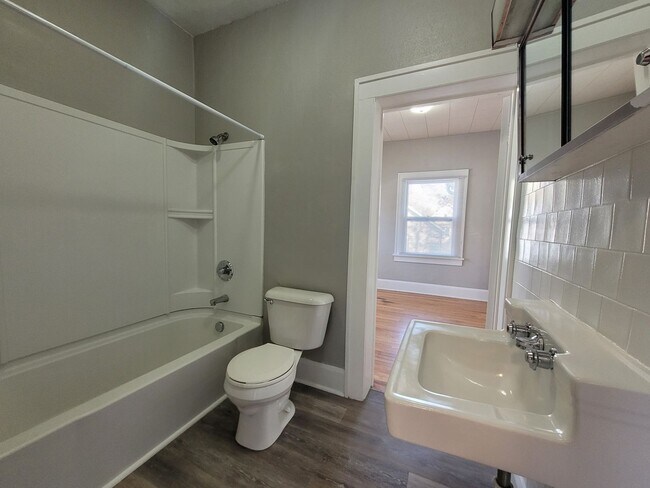 Building Photo - 2 Bedroom, 1 Bathroom home with hardwood!