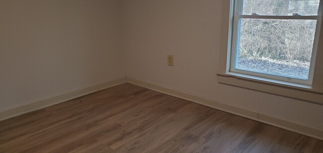 Building Photo - 4 bd, 2 ba 2-story house, central west Columbia location, many recent improvements